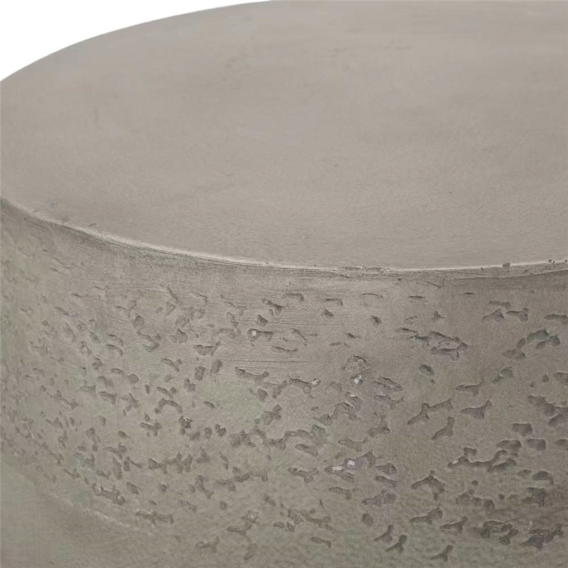 Nedidelis apvalus betoninis šoninis staliukas lauke (4)