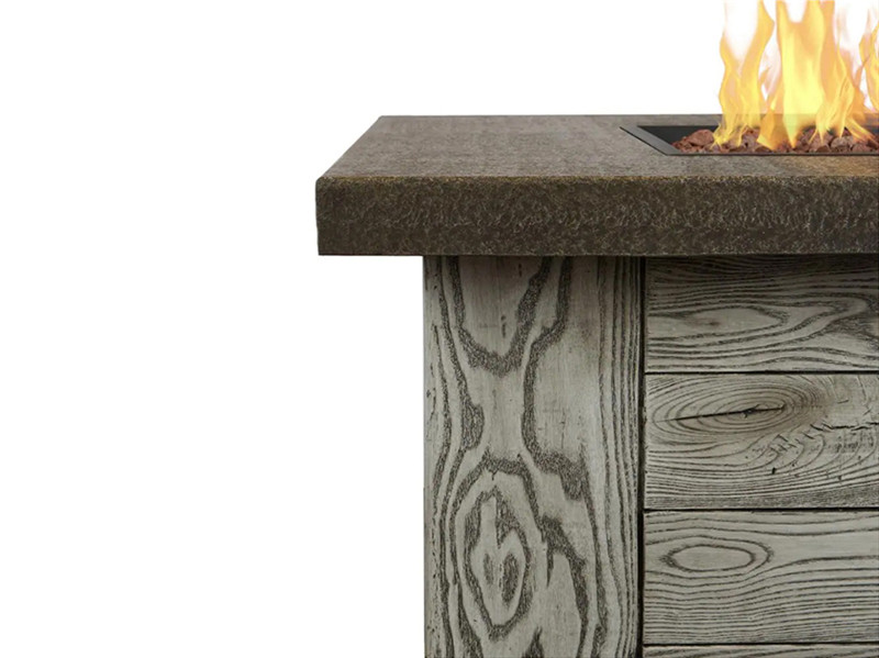 quadratischer Gas-Feuerstellentisch mit Holzmaserung im Freien (1)
